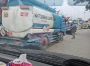 Saat Tim Awak Media Mengikuti Mobil Tanki Pengangkut BBM Solar. [Foto: Istimewa]